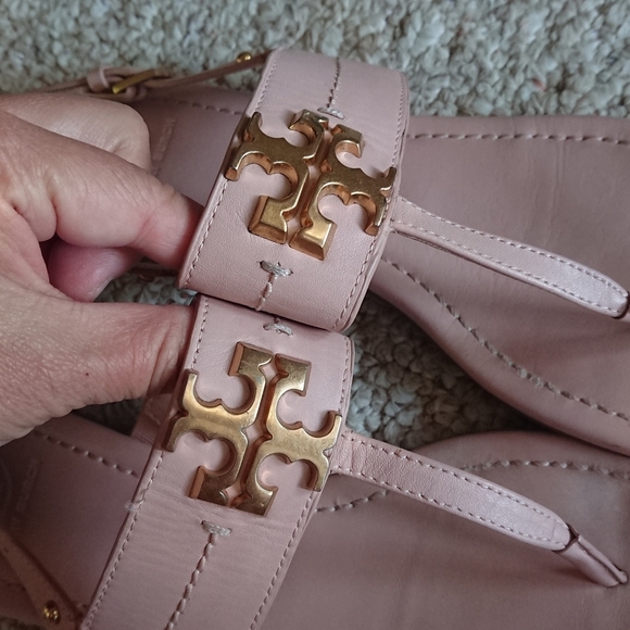 Tory Burch light Pink Everly T-Strap Flat Sandal with golden tone logo size 8.5 - Picture 6 of 12